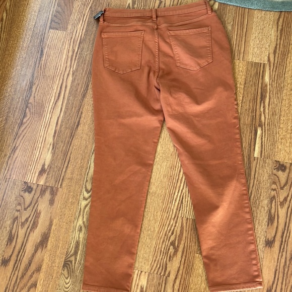 A.N.A. Woman - Picture 4 of 6